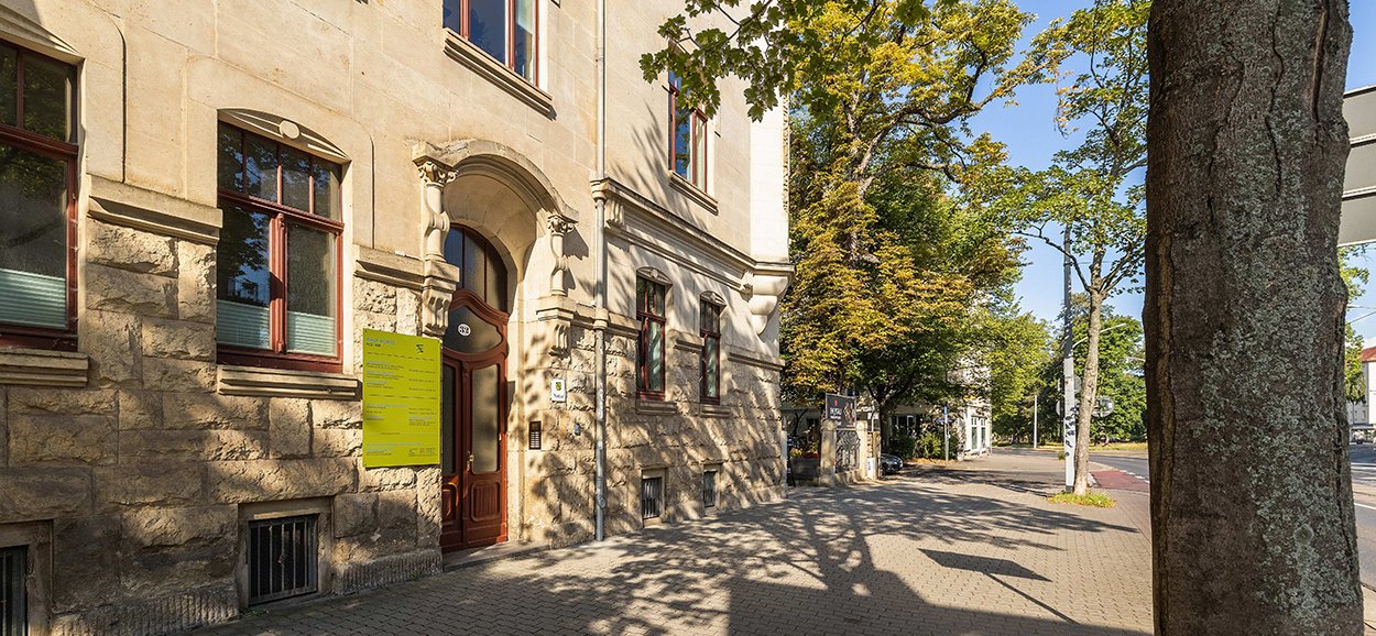 Straßenansicht mit dem Gebäude des Notariats Ralf Korte in Dresden