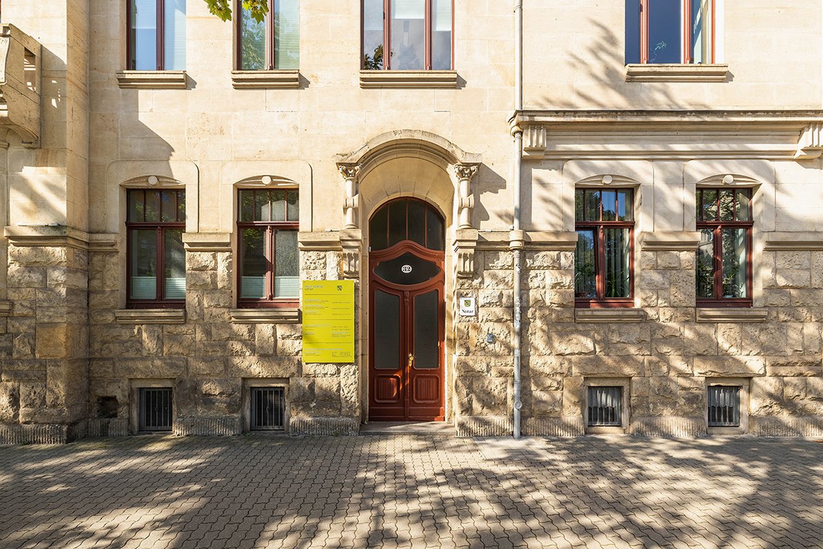 Sandsteinfassade mit Eingangstür des Notariats Ralf Korte in Dresden