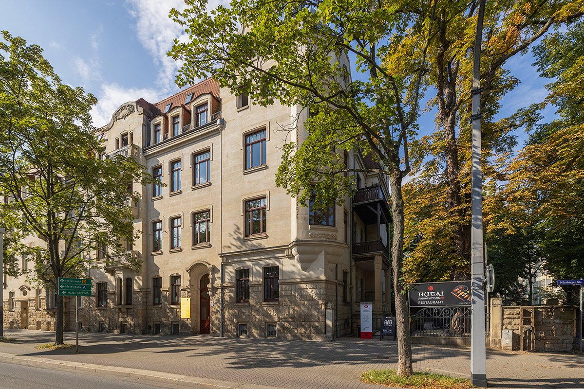 Gründerzeitgebäude des Notariats Ralf Korte in Dresden, umgeben von Bäumen