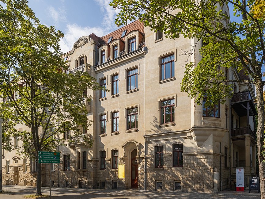 Gründerzeitgebäude des Notariats Ralf Korte in Dresden, umgeben von Bäumen