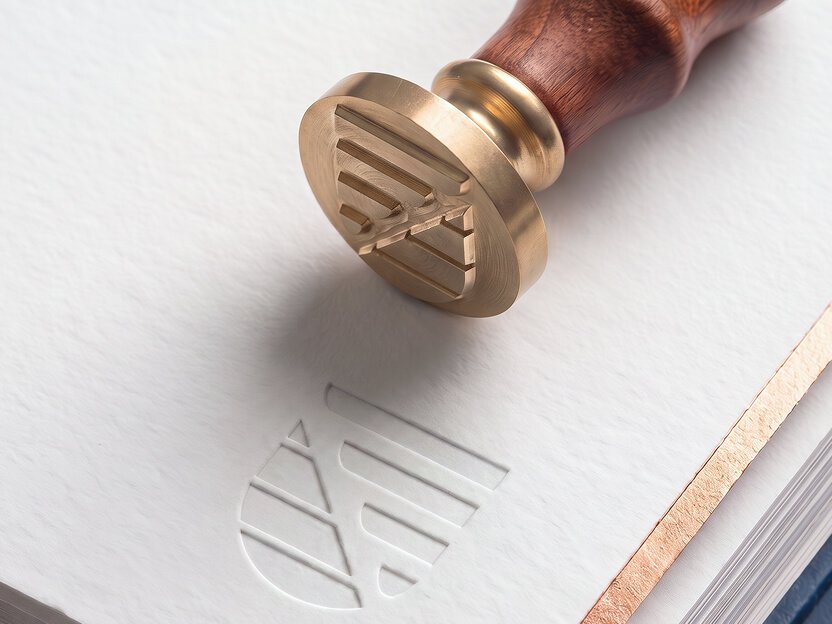 Siegelstempel aus Messing auf geprägtem Papier
